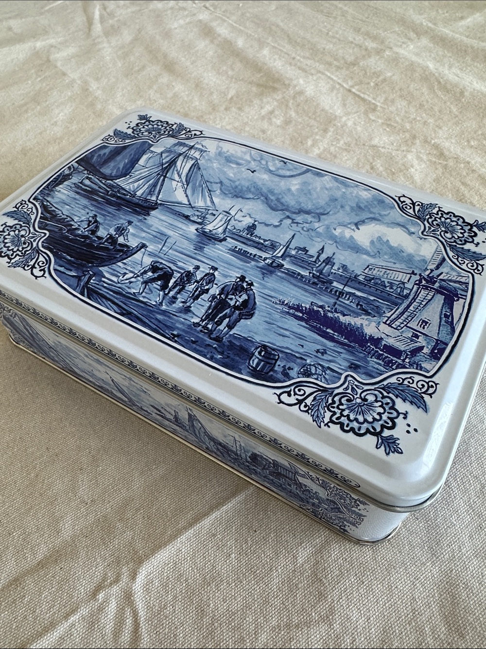 Delft style tin